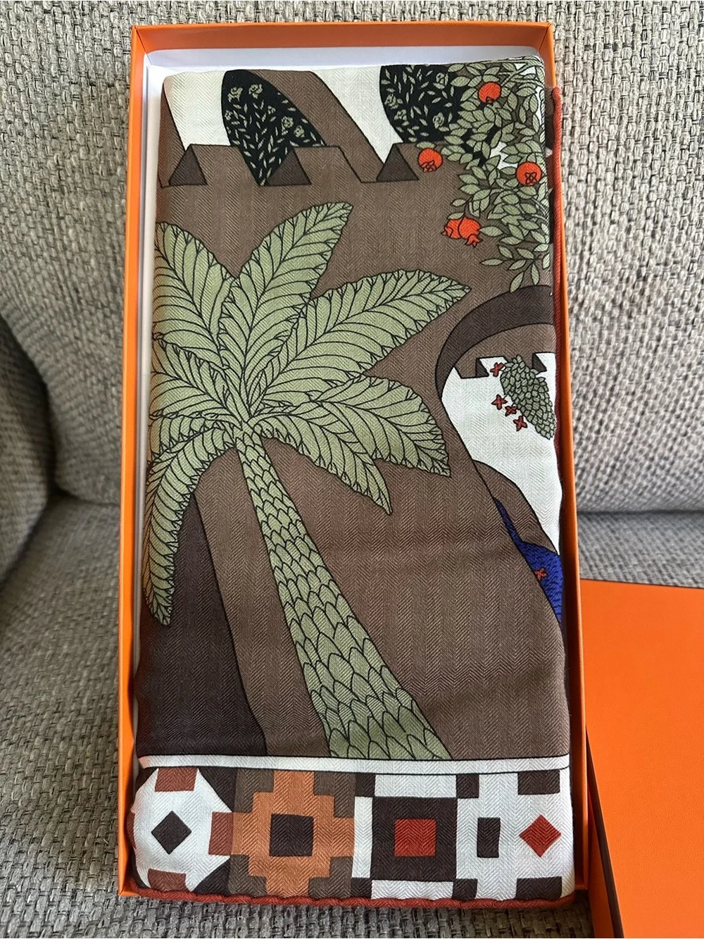 NEW in Box HERMÈS Le Palais des Quatre Vents  Shawl 140 Scarf